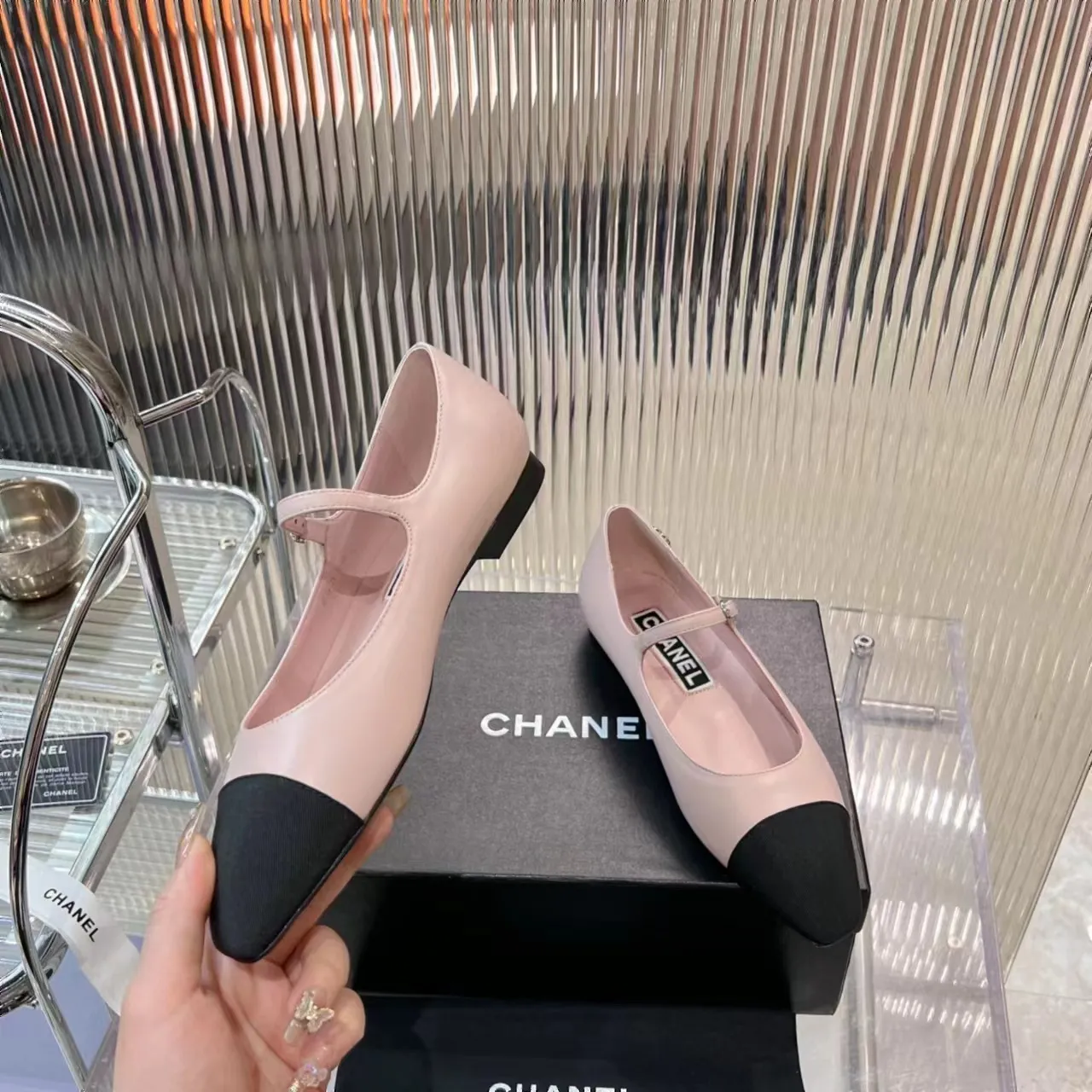 👟👟Ex-factory price 520👟👟 (Top version) CHANEL 24P early spring new trapezoidal toe high-heeled shoes, high version of one-strap, pointed square toe, color-blocked Mary Jane shoes, Xiaoxiang𝐂's two most popular shoes this year are these small silver shoes and big-toe shoes. It is difficult to find these shoes in the counter. It breaks the conventional pointed square toe design and gives people a refreshing feeling. I thought it was good-looking. Only when you put it on your feet will you know how easy it is to wear. It is really special and fashionable. The side rhinestones 𝐋𝐨𝐠𝐨 are very eye-catching. The smooth shoe shape is full of high-end feeling. I can think of countless outfits at the moment. Upper: imported cowhide/metallic film grain leather. Foot pad: sheepskin. Lining: sheepskin. Sole: Italian genuine leather outsole. Heel height: 1cm. Color: white/silver/black/pink. 4 colors size: 35-40 (41 made to order, non-refundable and non-exchangeable)